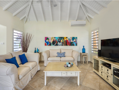 Dramatic Views from Hill Perched Villa!